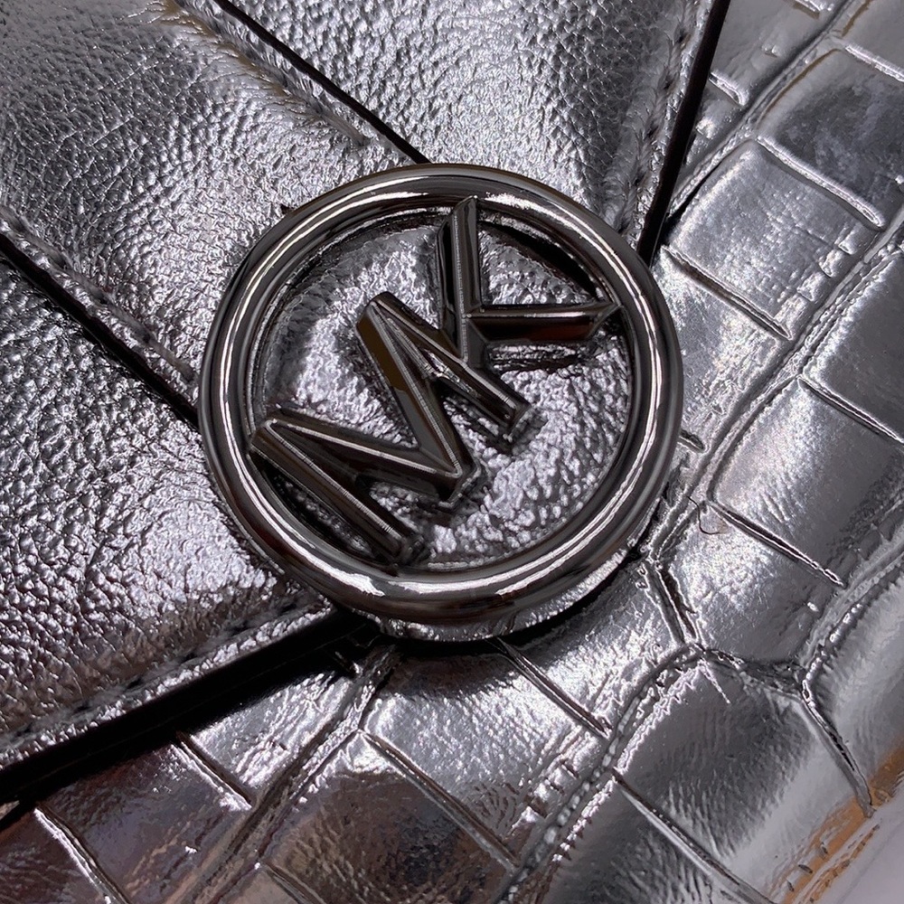 MICHAEL KORS
Carmen Medium Flap bifold Wallet silver color - Picture 11 of 12